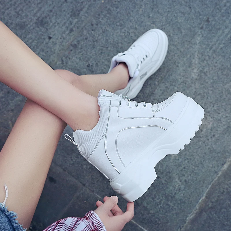 Женские кроссовки на платформе белые дышащие танкетке 12 см вулканизированные