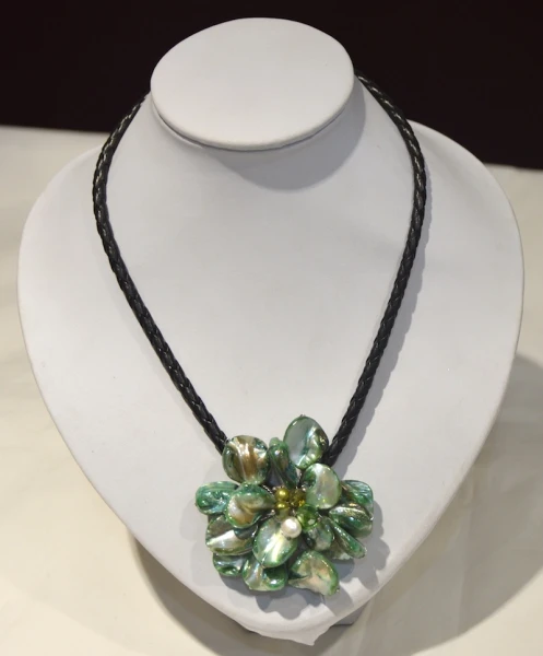 Зеленое ожерелье из ракушек с цветком барокко перламутровое одним кристаллом |