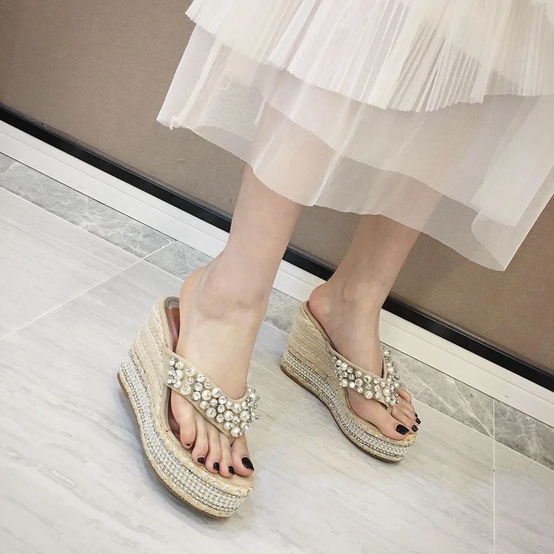 Летние женские шлепанцы вьетнамки на танкетке со стразами и бусинами модная