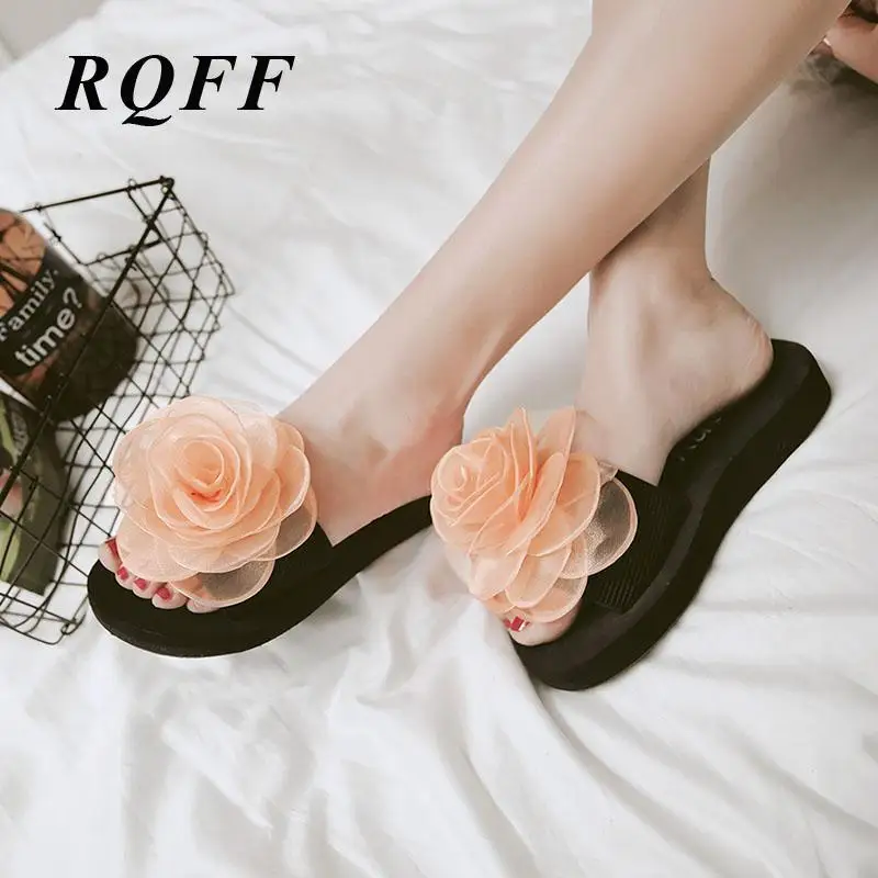 Женские пляжные шлепанцы сезон лето Уличная обувь на танкетке с открытым носком