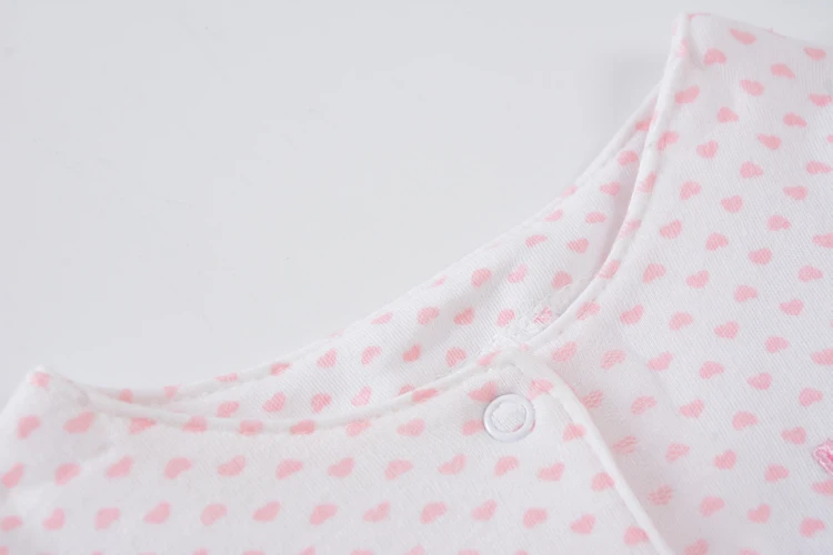 Пижама для маленьких девочек с принтом любящее сердце и кнопками спереди пижама