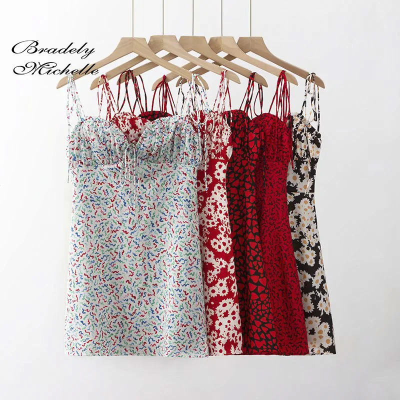 Женское платье на тонких бретельках длинное эластичное с вырезом лодочкой и