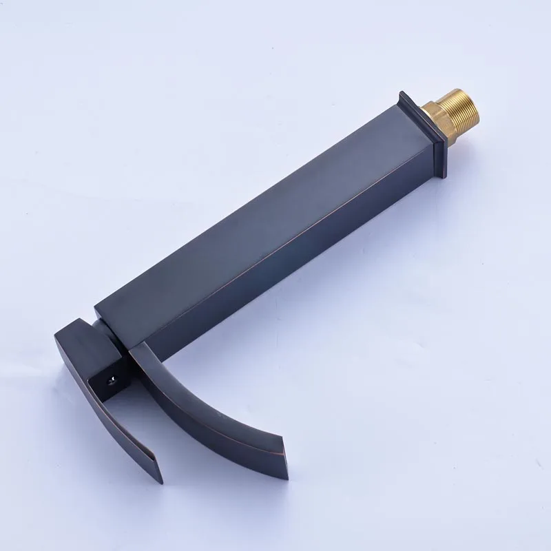 Черный смеситель для раковины установленный на палубе квадратный ванной комнаты