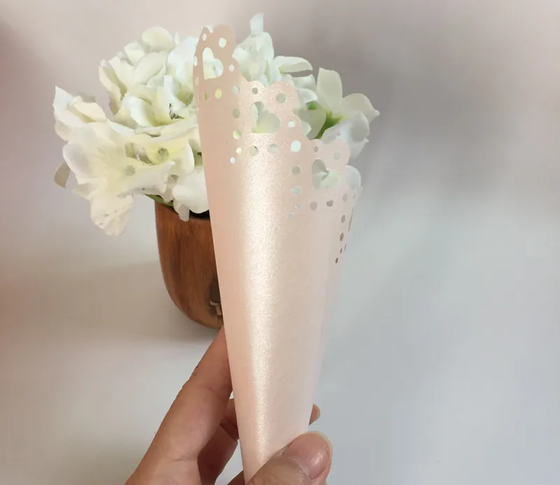 Свадебный свет слоновой кости конфетти конус зернистая бумага гость украшение