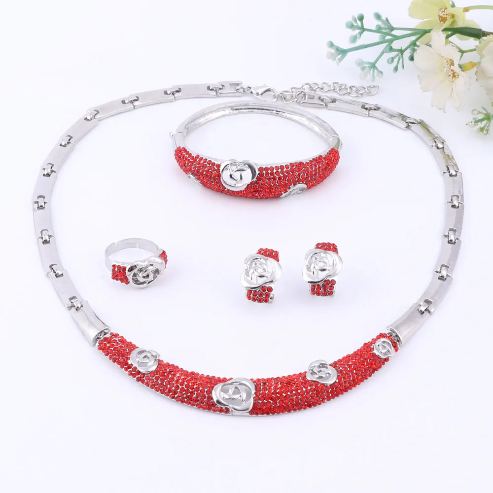 Комплект ювелирных изделий из бисера и серёг с австрийскими кристаллами |