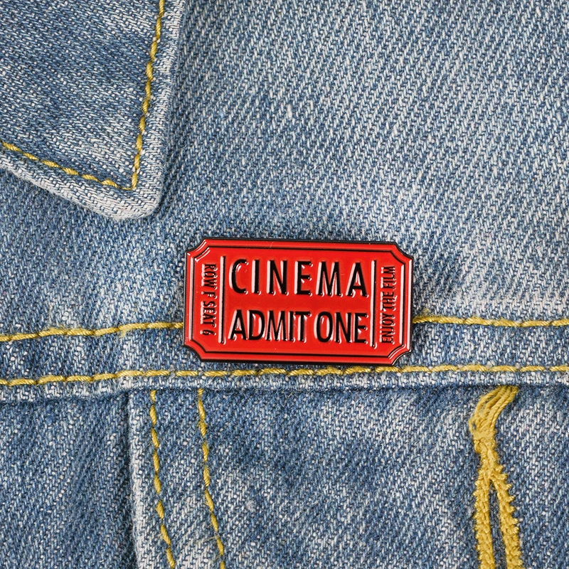 Креативная эмалированная брошь в виде мультяшных билетов красная с логотипом на