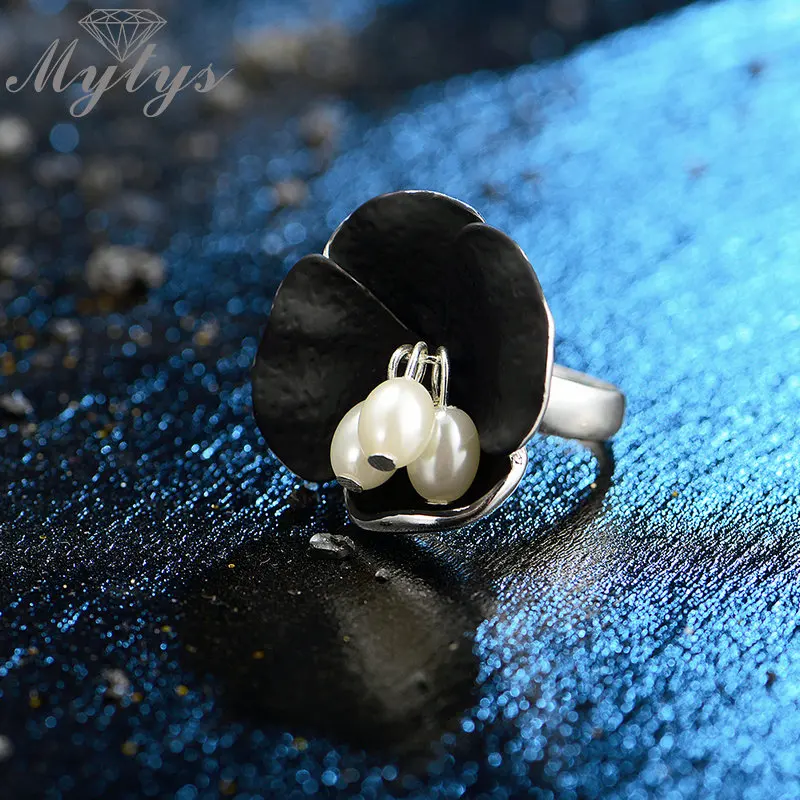 Mytys модные чёрные цветы кольца для женщин белый жемчуг тычинки Сияющее серебро GP