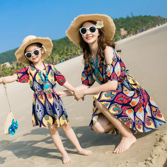 Одинаковые комплекты для семьи в летнем стиле платья мамы и дочки богемное