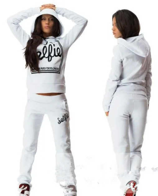 Женский спортивный костюм из 2 предметов зимний с шапкой и буквенным принтом для