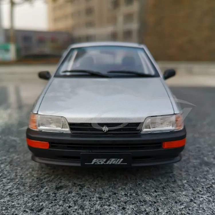 Литая модель автомобиля Yiqi китайский Тяньцзинь Xiali TJ7100 седан 1:18(серебро)+ маленький подарок