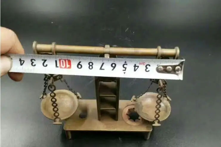 Старая медь расплавилась чтобы сделать старый баланс старая патина со вкусом