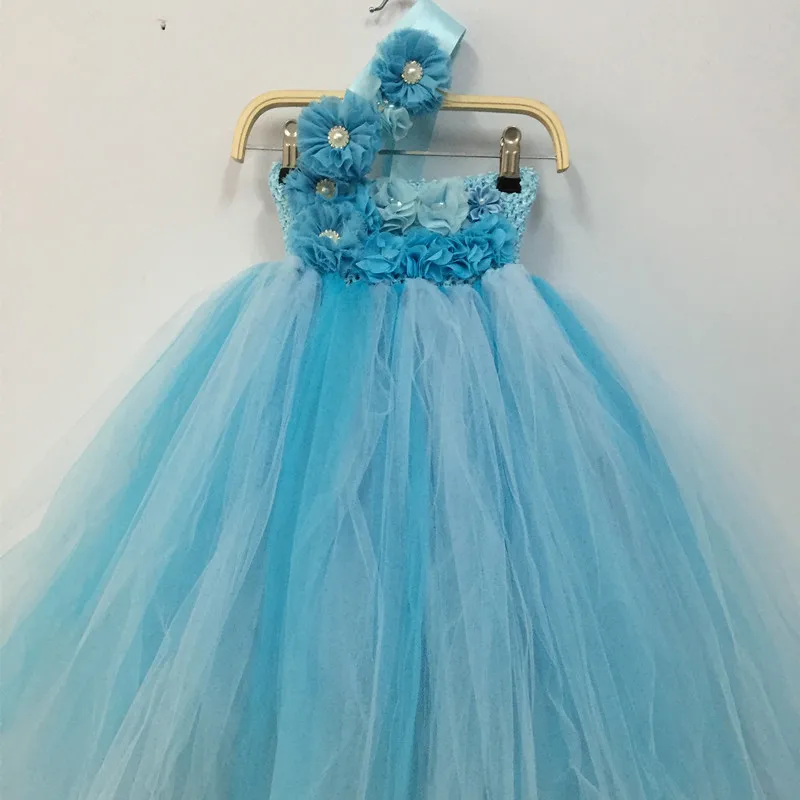 Светильник голубое платье-пачка для девочки держащей букет на свадьбе Платье