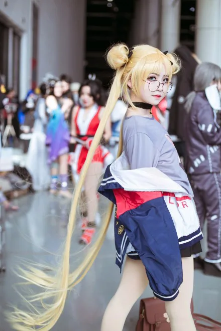 Длинный парик Tsukino Usagi в пучок для косплея цвета блонд и золото 130 см кудрявый