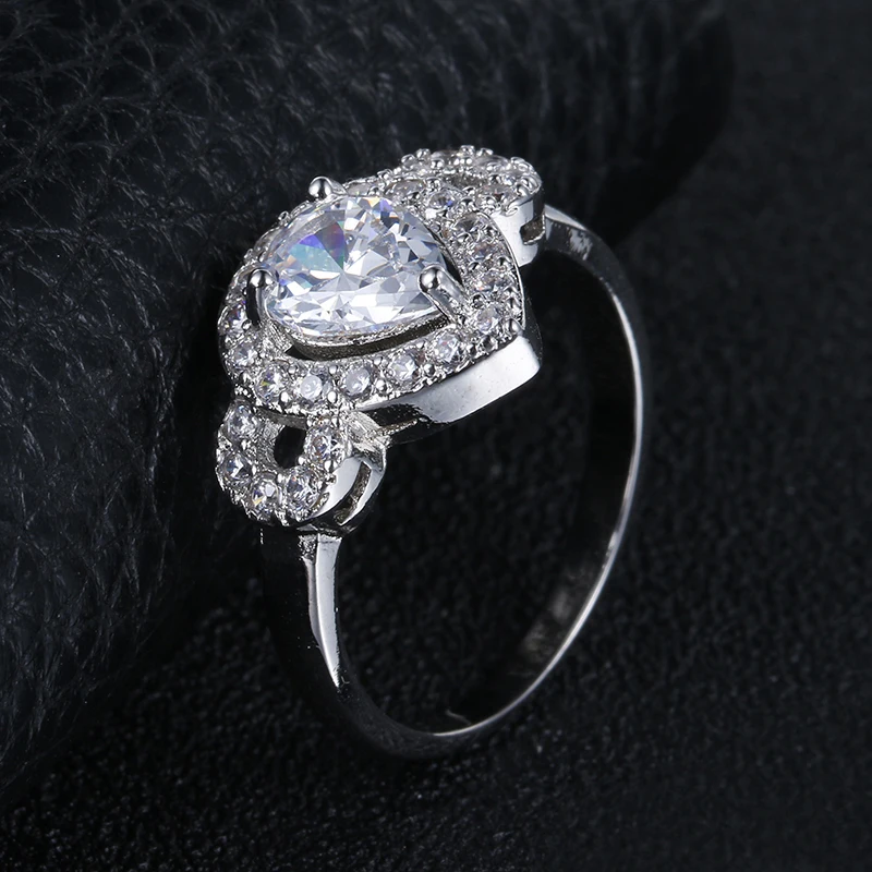 Новое дизайнерское кольцо белого золота для женщин в форме капли с фианитом