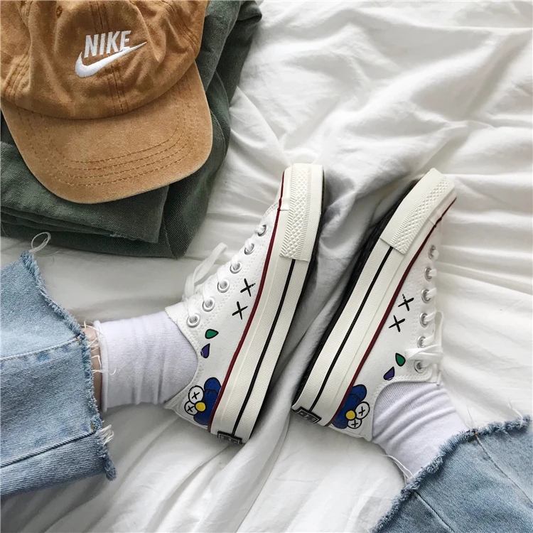 Белые парусиновые туфли на низком каблуке с принтом из мультфильма Улица Сезам