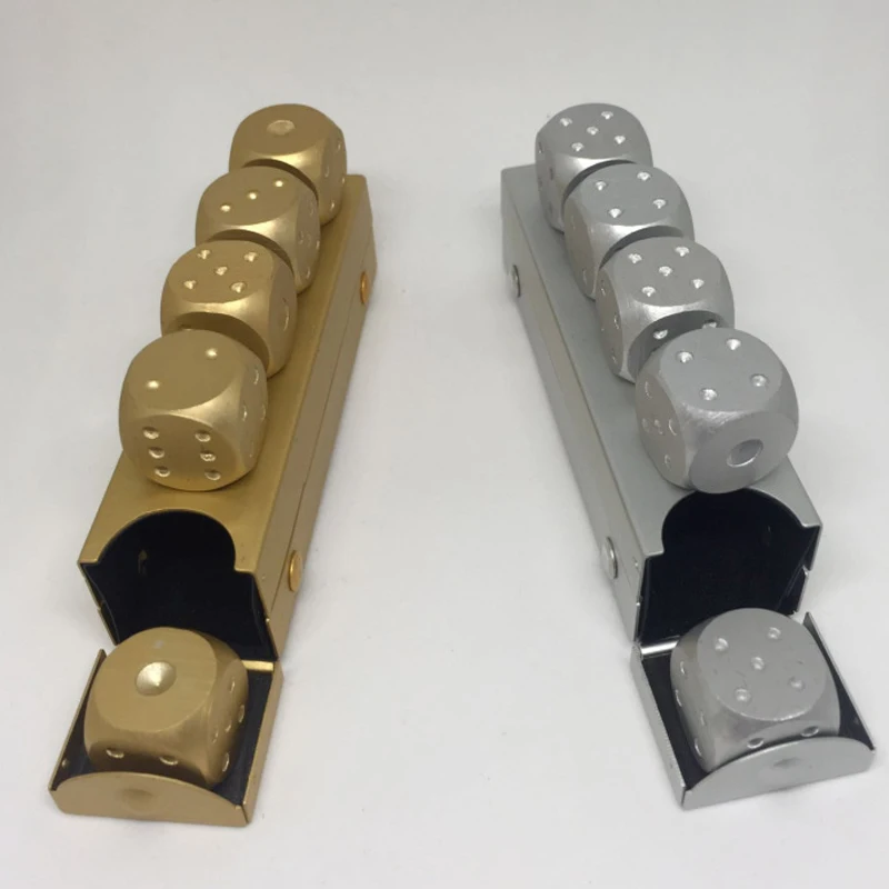 Набор золотистых металлических игральных костей из алюминиевого сплава с