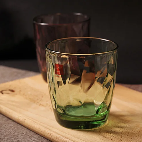 Стеклянные бокалы с бриллиантами изготовленные в итальянском стиле для вина