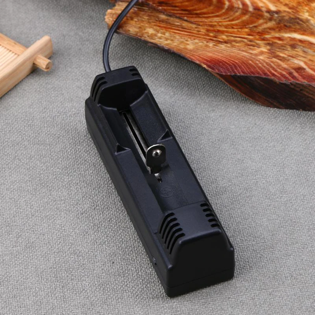 

Universal Single Slot Battery USB Charger Adapter LED Smart Chargering for Rechargeable Batteries Li-ion 18650