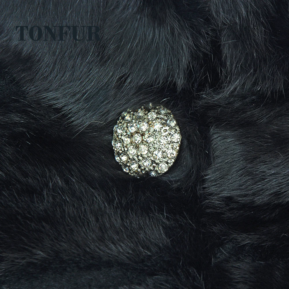 Женская зимняя жилетка с кроличьим мехом и бриллиантовой пряжкой | одежда