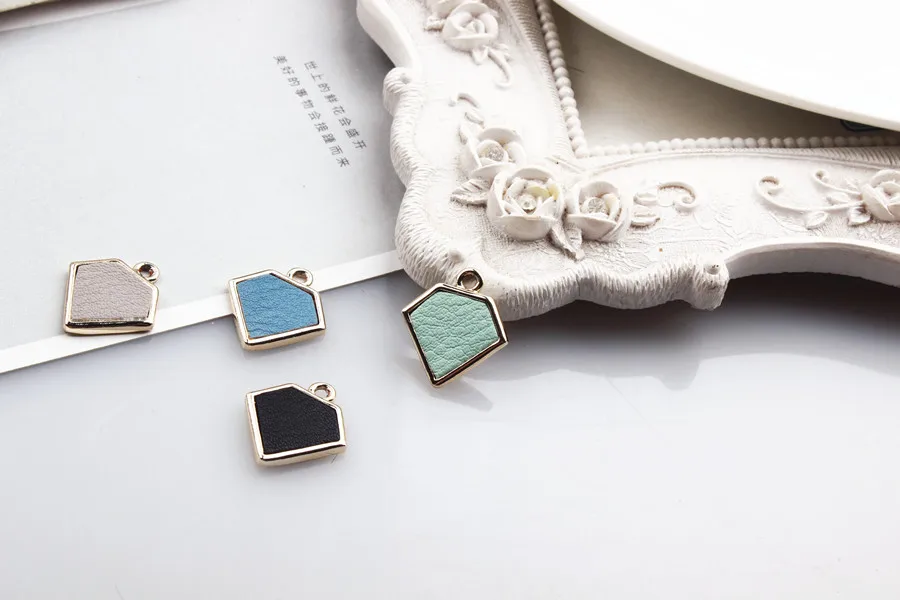 Новые Красочные треугольные кожаные украшения сплав золотой тон Мультфильм