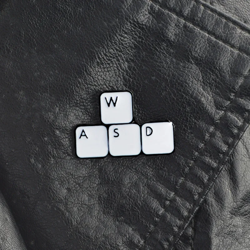 Белая металлическая эмалированная брошь WASD для игры в веер клавиатура Key Bad Pin