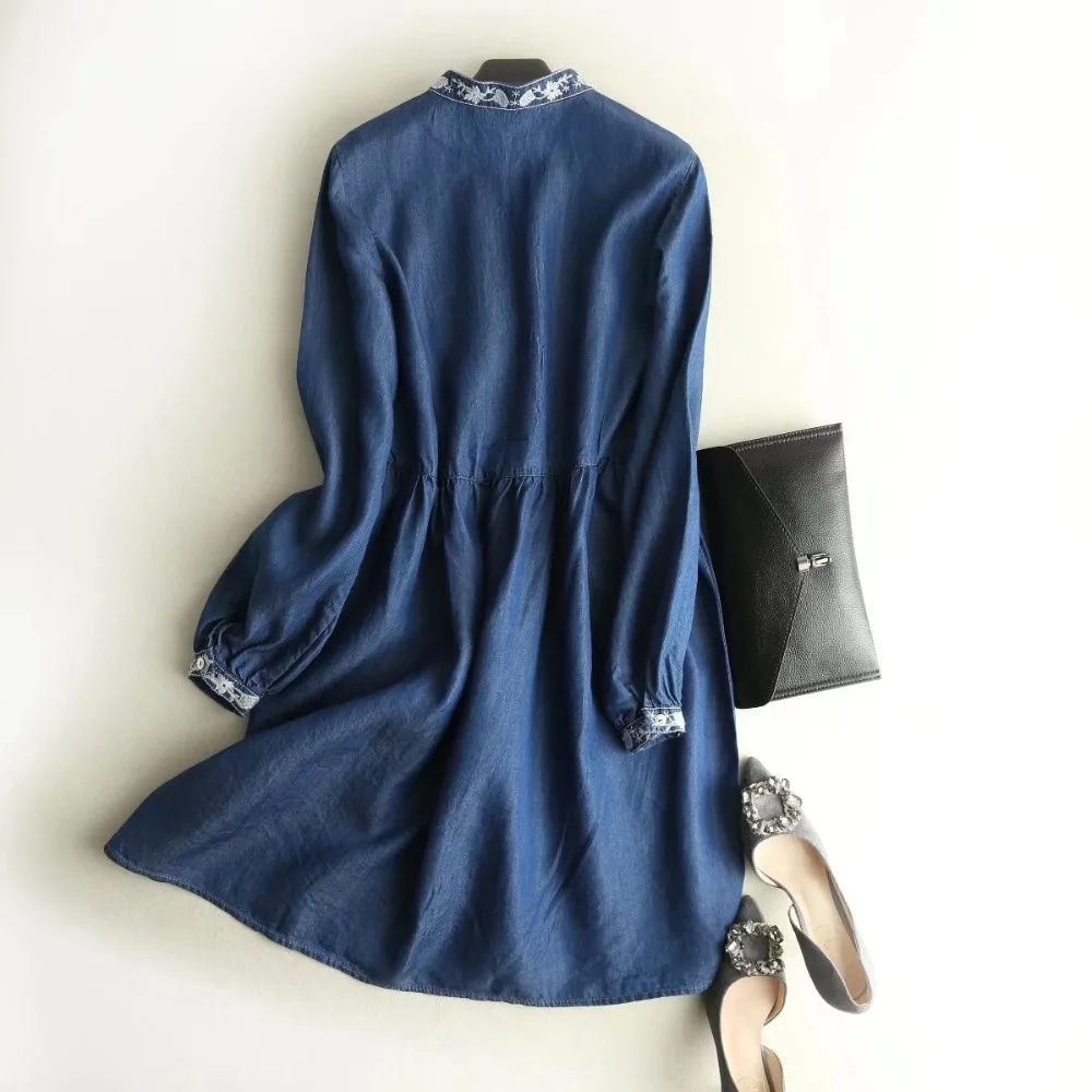 Женское джинсовое платье-рубашка с цветочной вышивкой и воротником-стойкой |