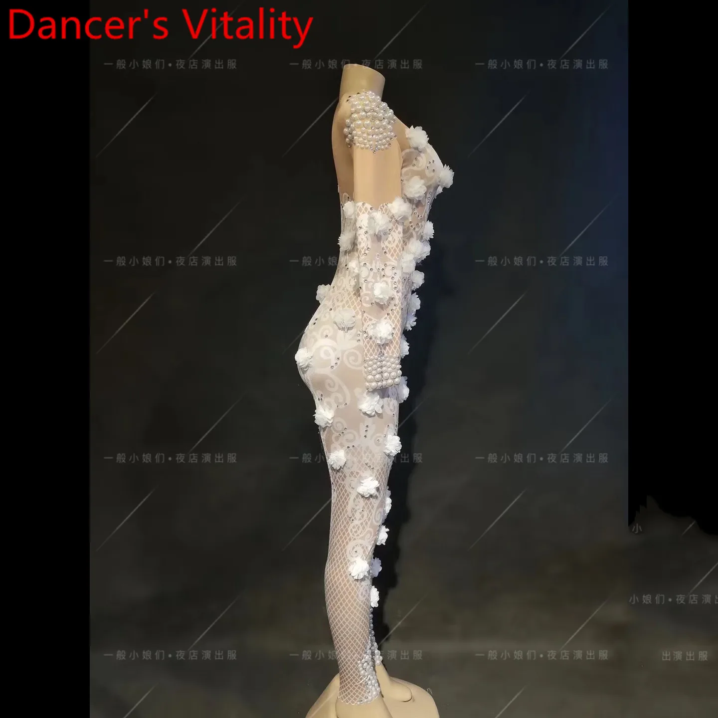 Белый цветок розы инкрустированный бриллиантами ложная перспектива длинный