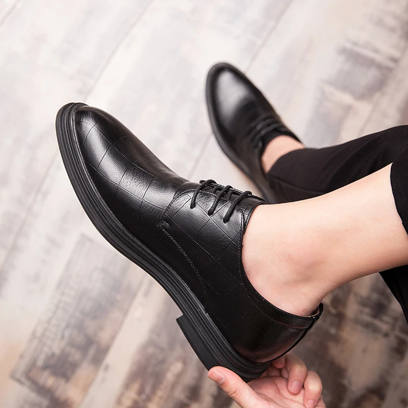 Роскошные Мужские модельные кожаные туфли с перфорацией типа броги визуально