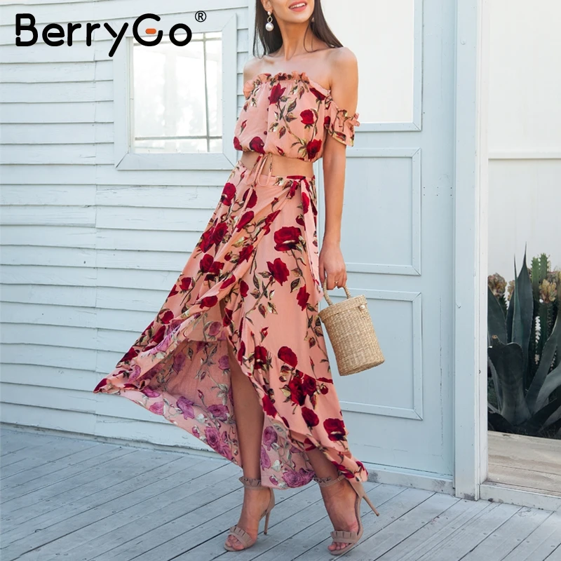 Женское пляжное платье с открытыми плечами BerryGo длинное оборками и открытой