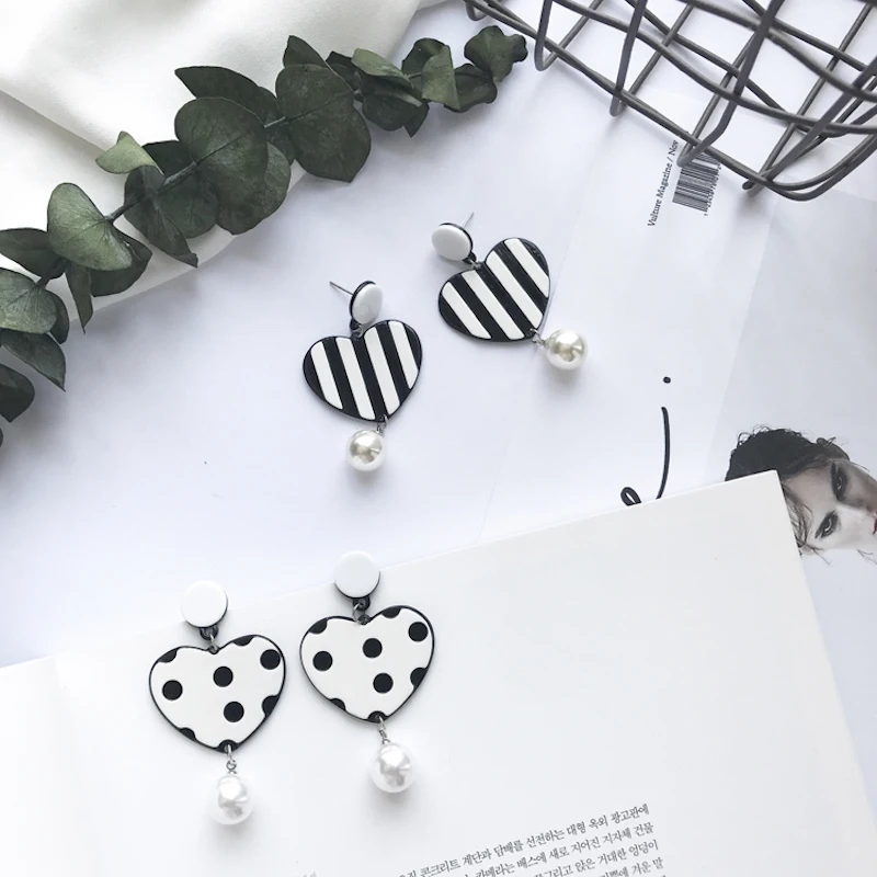 Новинка 2017 года корейский Мода акриловые полоса точка в сердце Серьги имитация