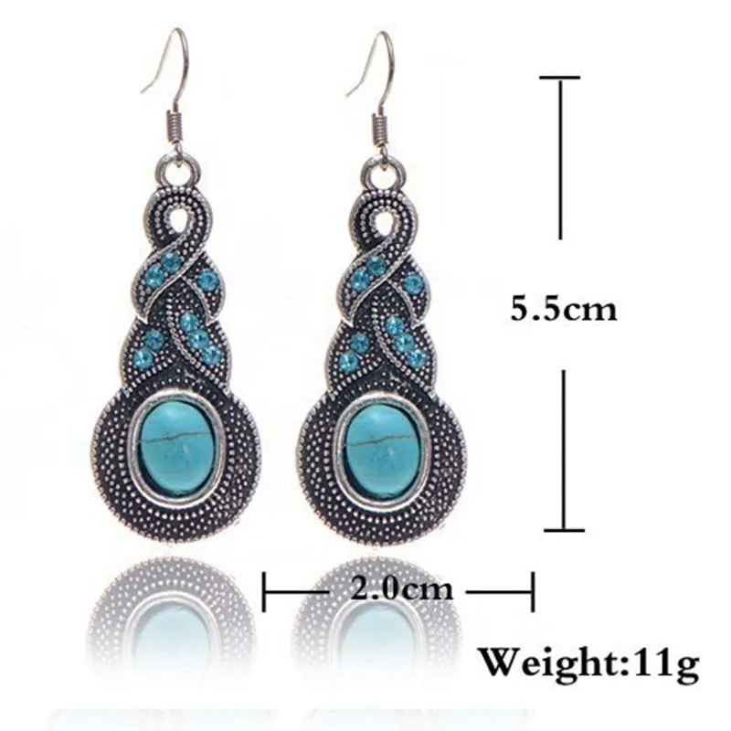 Женский ювелирный комплект из колье серёг и с геометрическим рисунком |