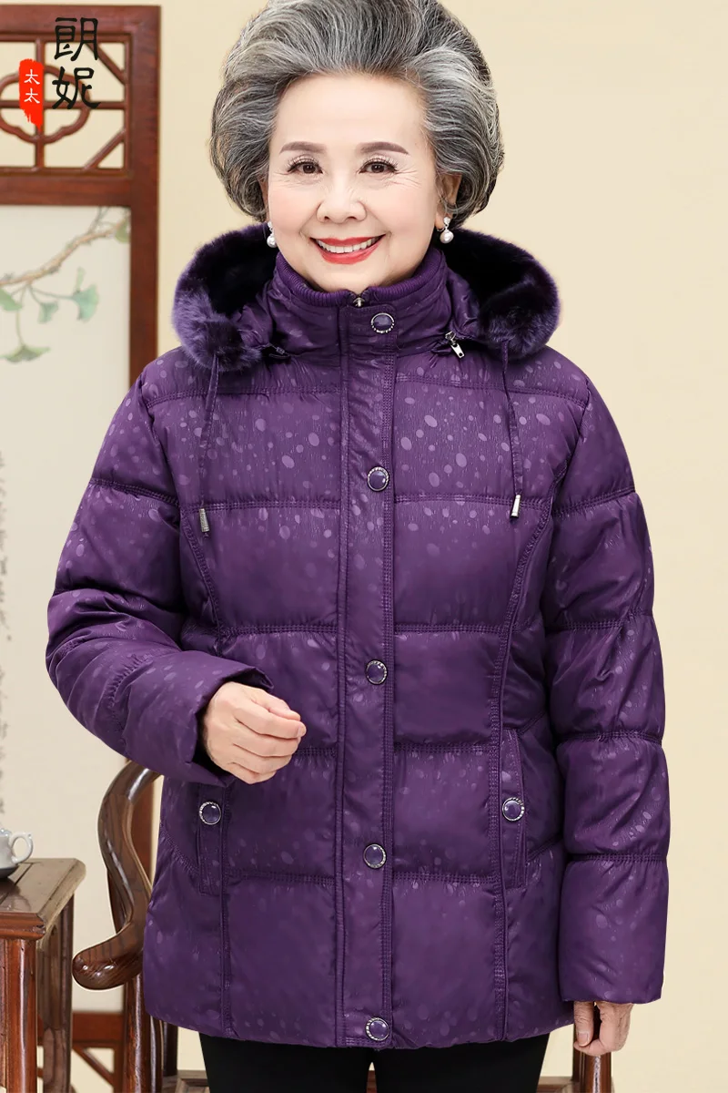 

2020 middle-aged and elderly people wear winter clothes, cotton padded clothes, mother put on thickened cotton padded jacket.