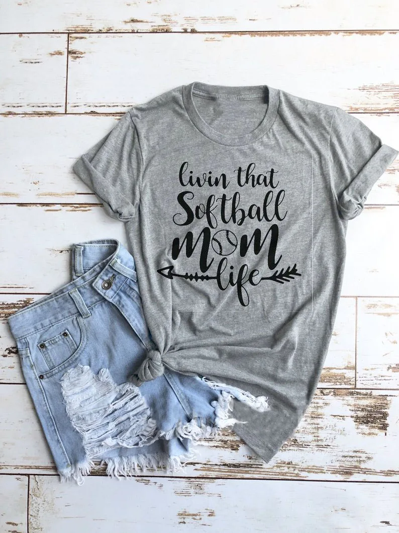 Футболка livin that softball mom life футболка с графическим рисунком arrow Повседневная для