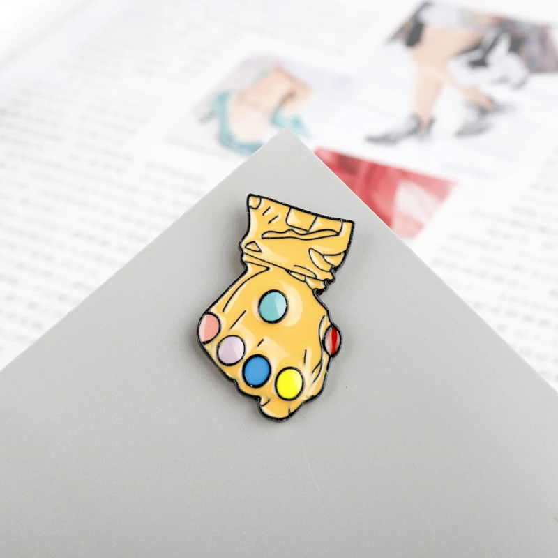 Новинка Marvel Avengers 4 Thanos брошь Бесконечность перчатка гаунтлет аниме Красивые шпильки aolly мини эмаль нашивка кнопка для сумки вентиляторы подарки