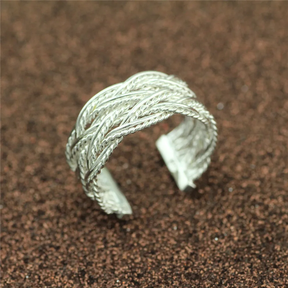 Женское серебряное кольцо витое из проволоки кольца с изображением персонажа