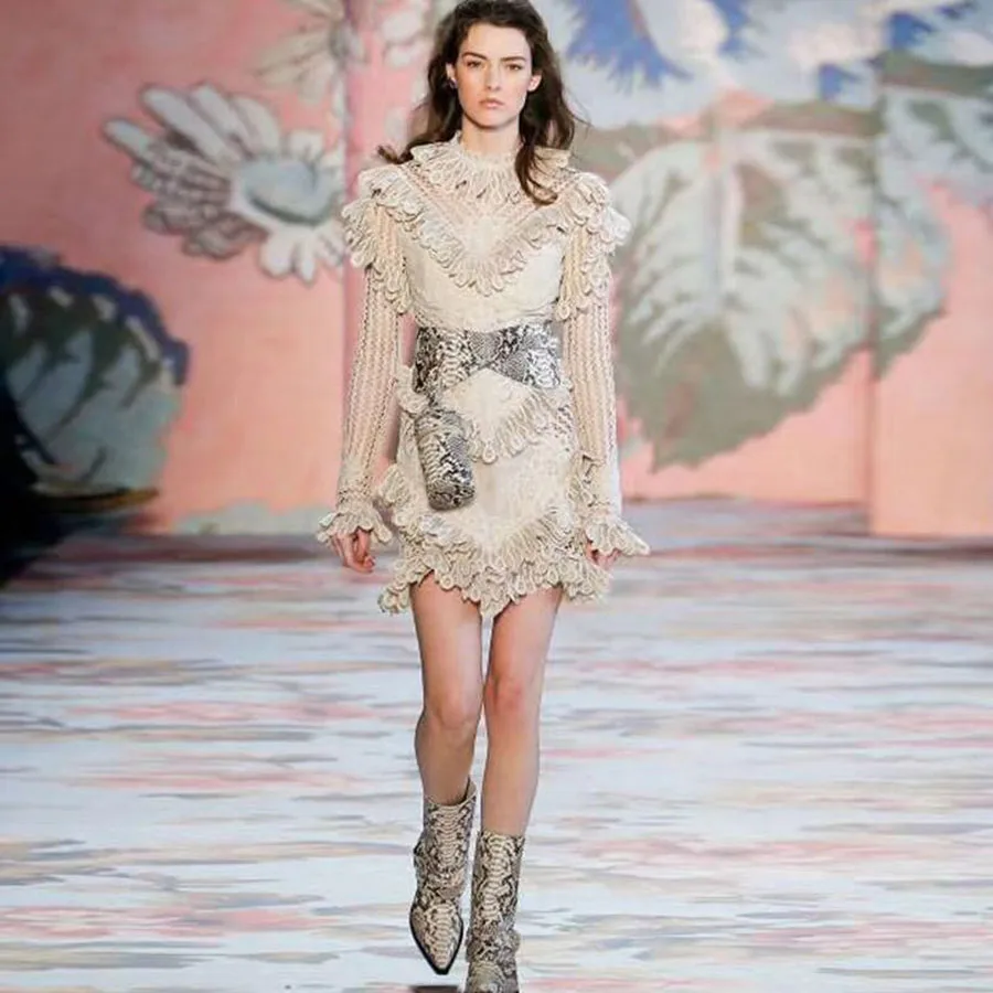 Женское мини платье с длинным рукавом и рюшами вязаное высокой горловиной