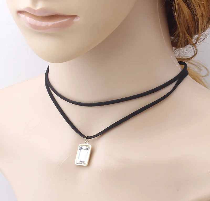 Женское многослойное ожерелье чокер черное бархатное с квадратными кристаллами