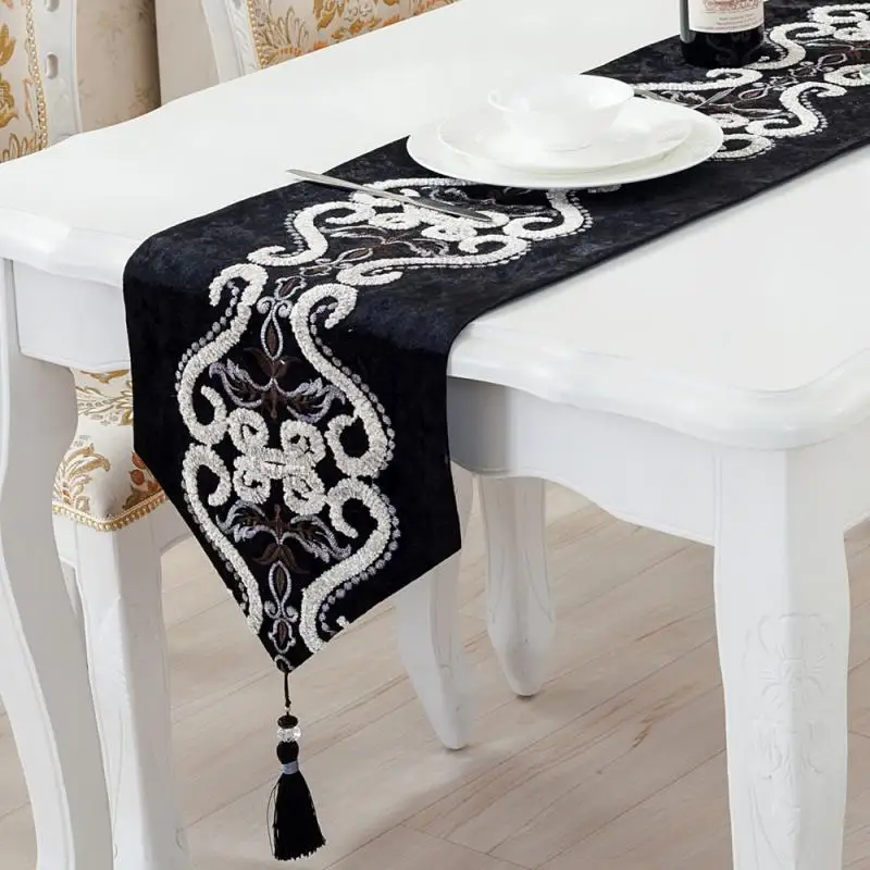 

Flower Shape Flannelette Tassels Table Runner European Classical Style Random Color with Polyester Peach Skin Table Decornation