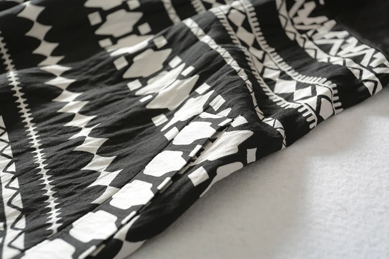 Женское платье с коротким рукавом а силуэта длиной до колена и О образным вырезом