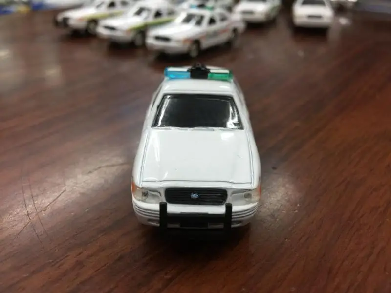 Премиум литой металлический сплав 1: 64 Crown Victoria 2002 Ford Crown Victoria модель полицейской машины игрушка