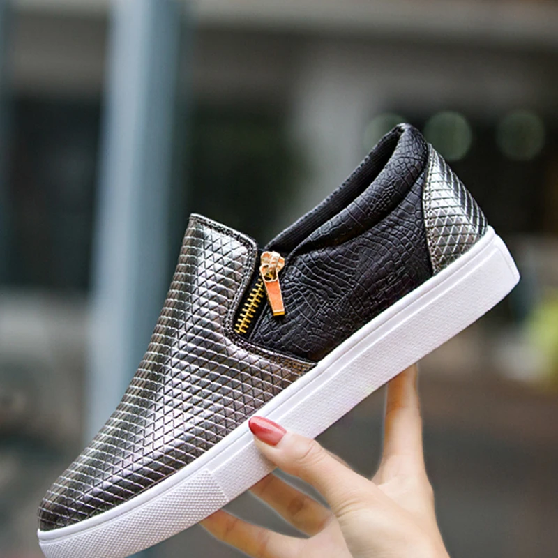 Женские кожаные лоферы на плоской подошве белые Нескользящие серые туфли молнии