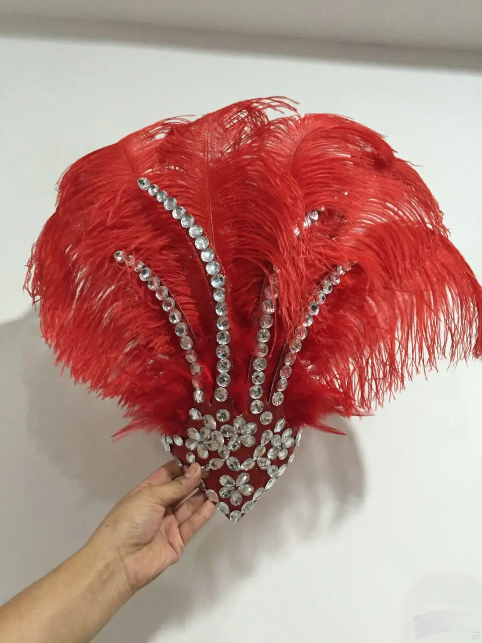 Белый черный синий красный перо головной убор для детей carnaval сценический головной убор для девочки - Цвет: design 1 red