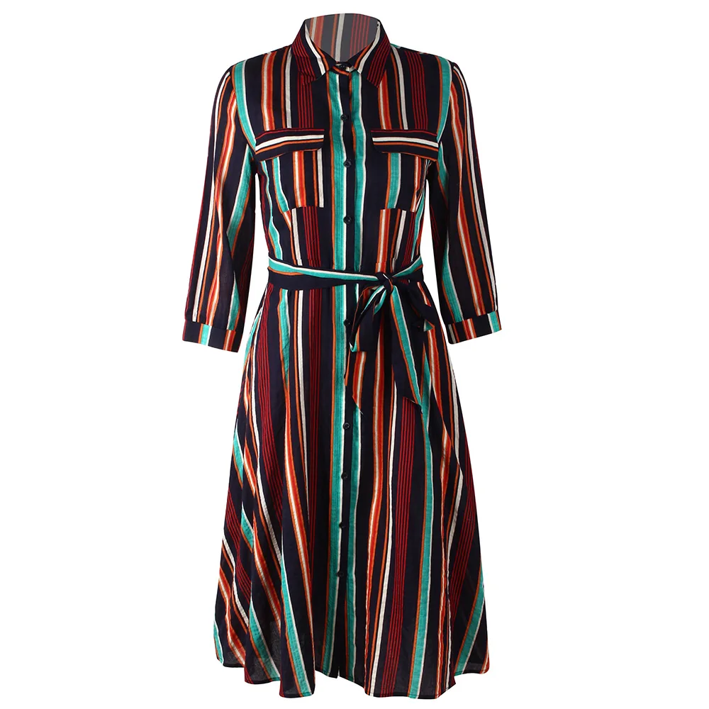 Женское платье в полоску с отложным воротником и карманами средней длины