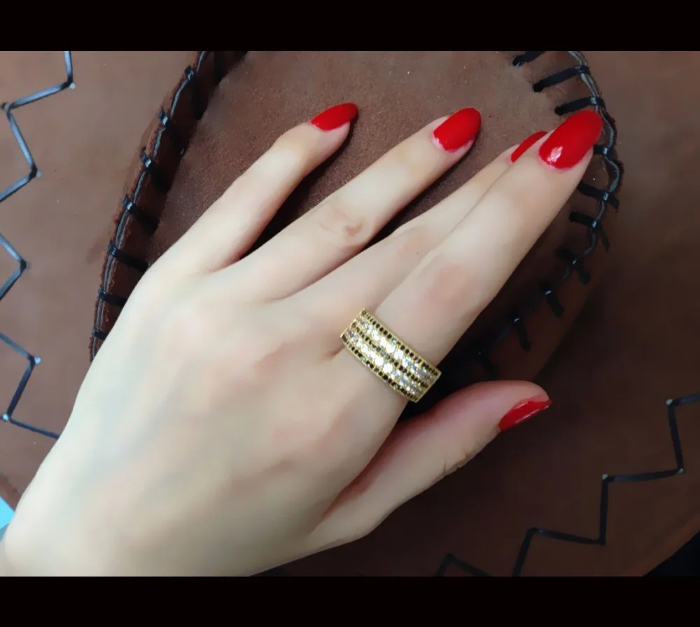 Позолоченное кольцо амфибола белого и черного цвета с фианитом AAA этот продукт