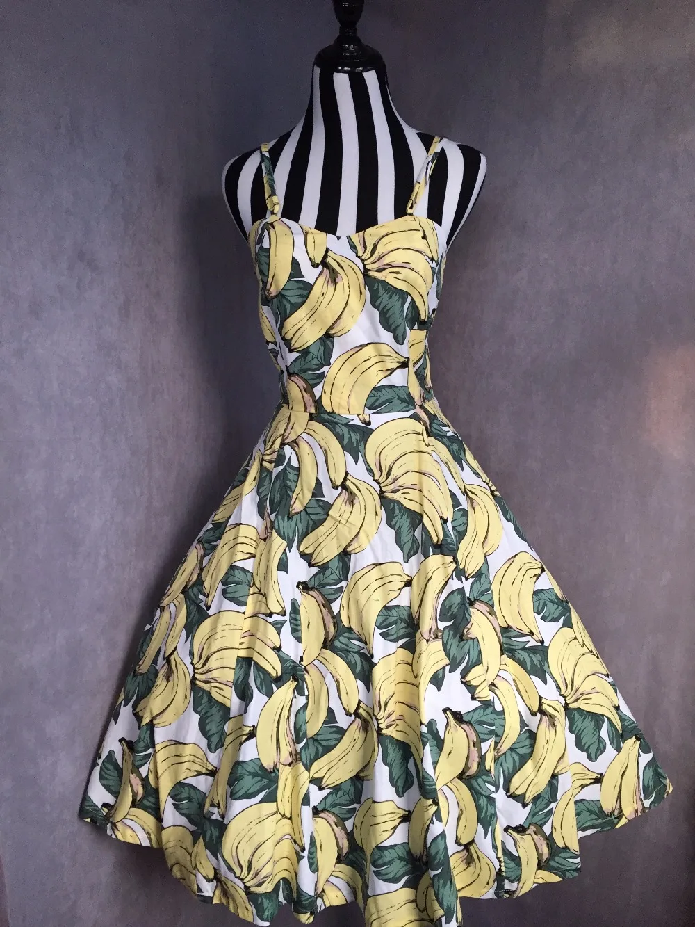 Женское винтажное платье на тонких бретельках желтое средней длины в стиле 50 х