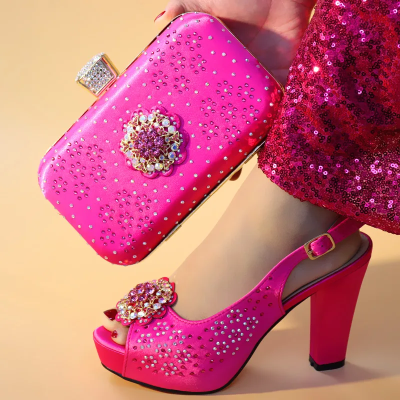 Итальянский комплект из туфель и сумочки синего цвета украшенный стразами обуви