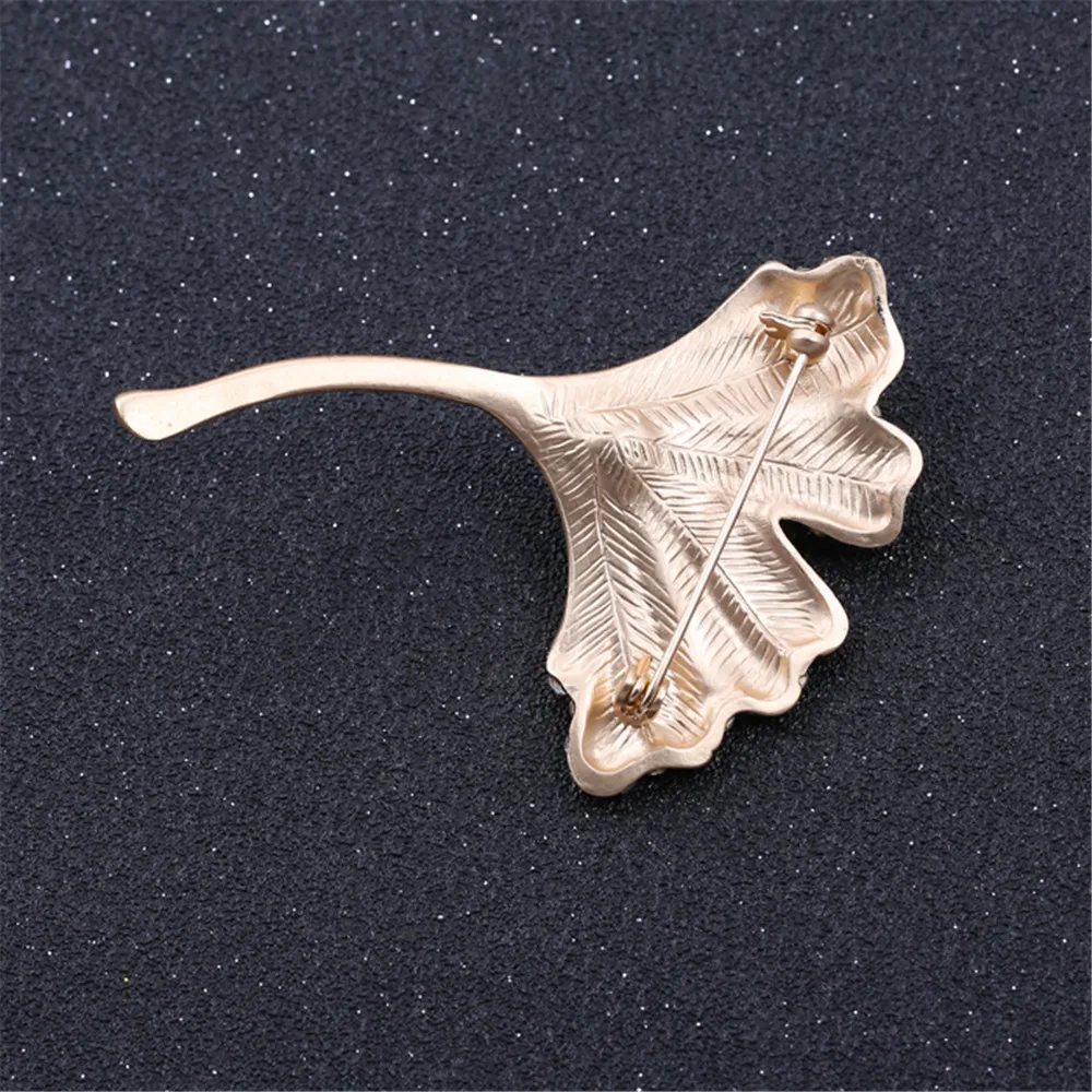 2020 new Japanese and Korean fashion matt gold inlaid semi-precious stones imitation pearl ginkgo delicate brooch | Украшения и