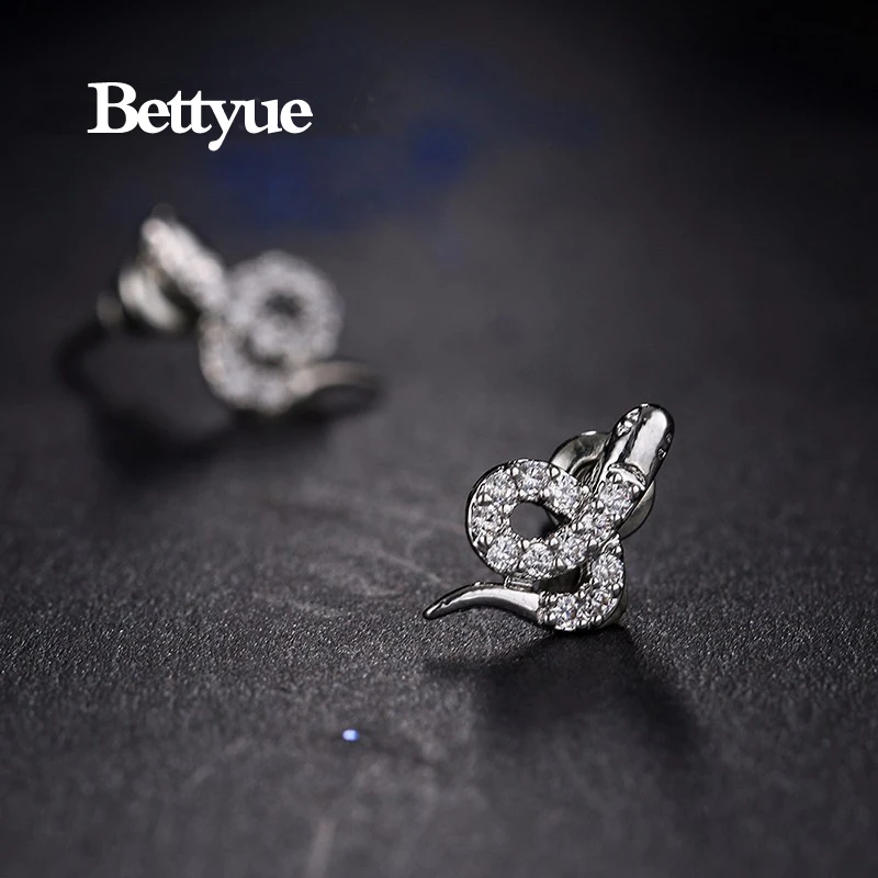 Фирменные очаровательные характерные серьги гвоздики Bettyue в форме змеи из