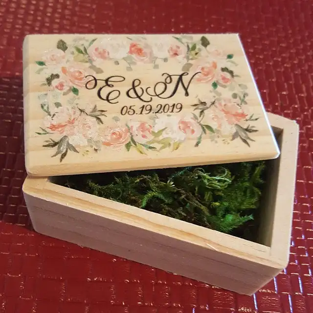 Деревянная коробка для свадебных колец с индивидуальными наименованиями