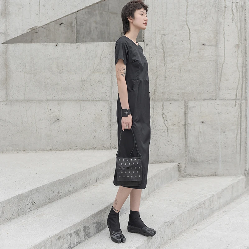 Женское прямое платье с карманами однотонное черное до коленей круглым вырезом